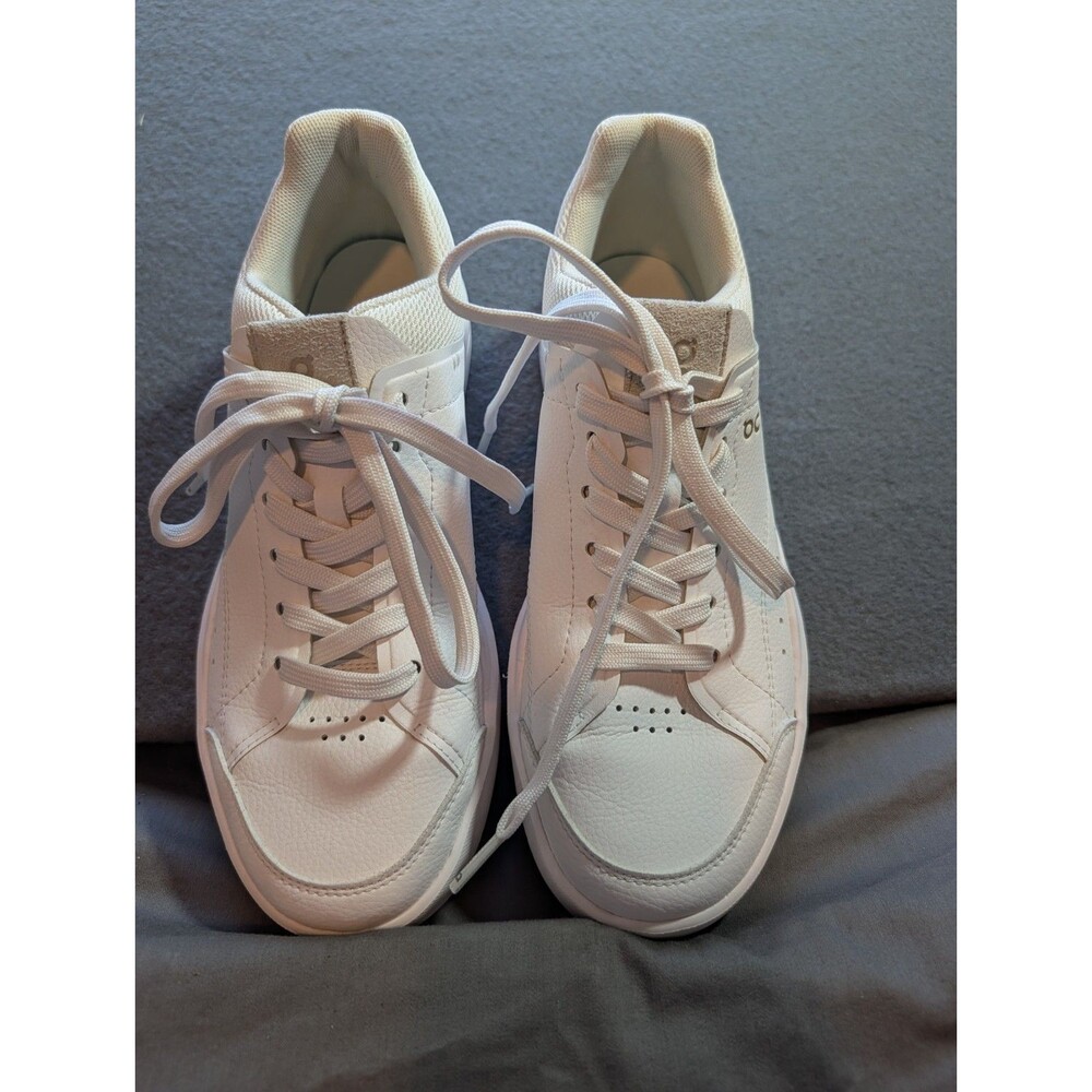 On Cloud The Roger Clubhouse Womens Size 6.5 White Gum Sole Sneakers